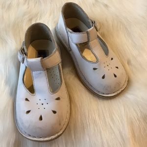 White L’Amour Leather T-strap Mary Janes 8/7 ??
